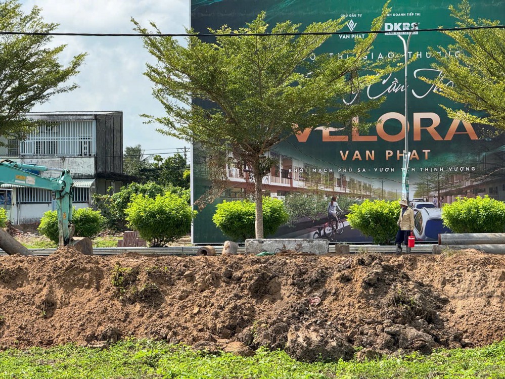 VẠN PHÁT VELORA - ĐÔ THỊ GIAO THƯƠNG ĐÔNG CẦN THƠ - 165 VÕ VĂN KIỆT, P. SÓC TRĂNG, TP. CẦN THƠ. Đang nhận giữ vị trí lô LK03-LK05 Mặt tiền đường B lộ giới 24m. Đặt vị trí: 30tr/một sản phẩm. Được quyề