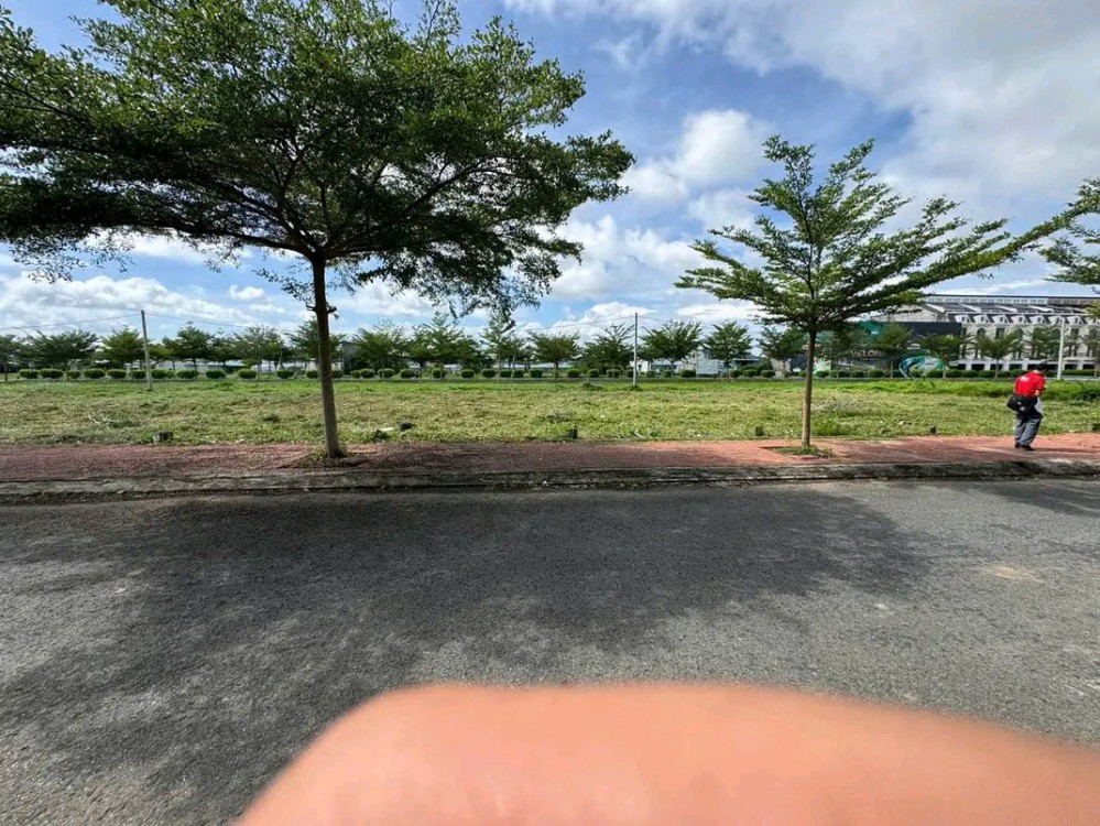 NỀN MẶT TIỀN NHỰA 108M²