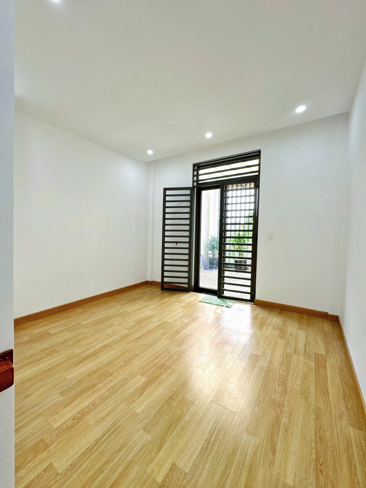 NHÀ ĐẸP + VỊ TRÍ ĐẸP! Nhà 1 trệt + 2 lầu  => Xách Va ly vô ở liền. Đầy đủ nội thất cao cấp!