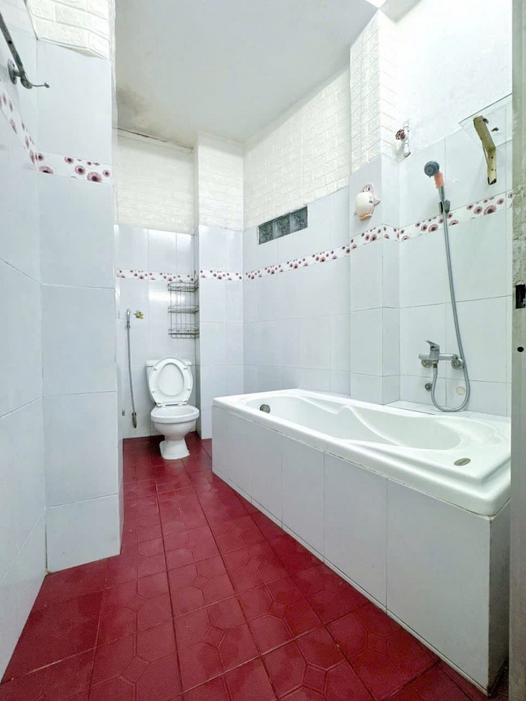 Nhà trệt lầu kiên cố diện tích rộng rãi ngay trung tâm Tp Cần Thơ. Thuộc trục chính hẻm 41 Nguyễn Trãi thông ra bờ kè Nguyễn Bỉnh Khiêm