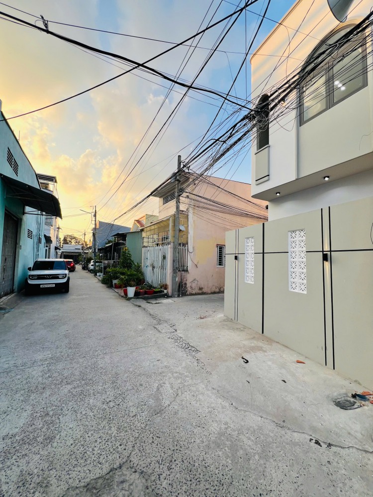 Nhà Trệt Lầu Góc 2 Mặt Tiền - Full Nội Thất- Có Phòng Ngủ Tầng Trệt - Xây Mới 100%