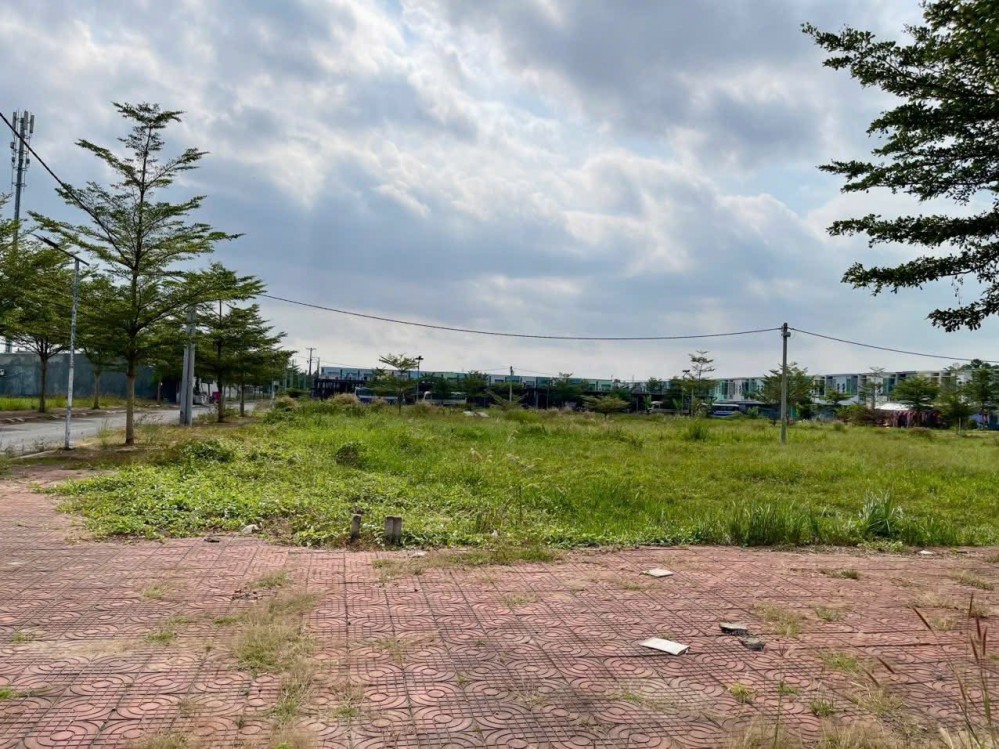 CẦN BÁN GẤP NỀN MẶT TIỀN LỘ 24M - ĐỐI DIỆN CÔNG VIÊN