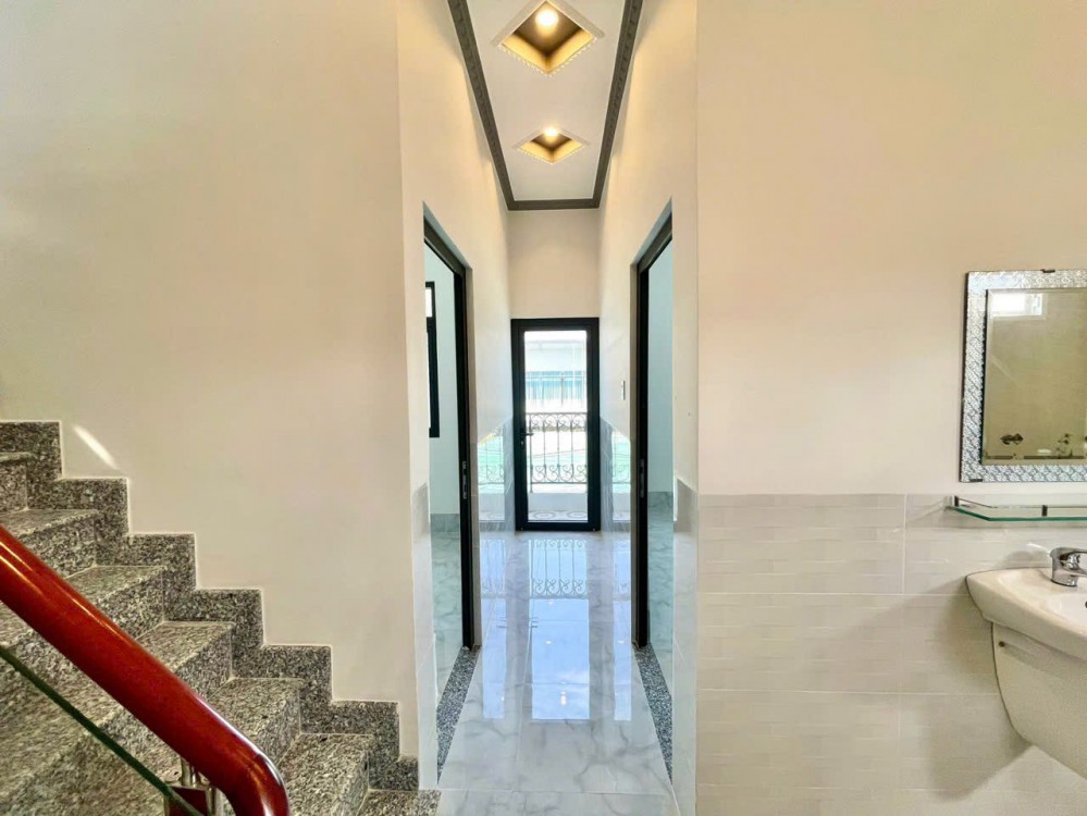 Bán dãy 5 căn nhà trục chính 120 Hoàng Quốc Việt