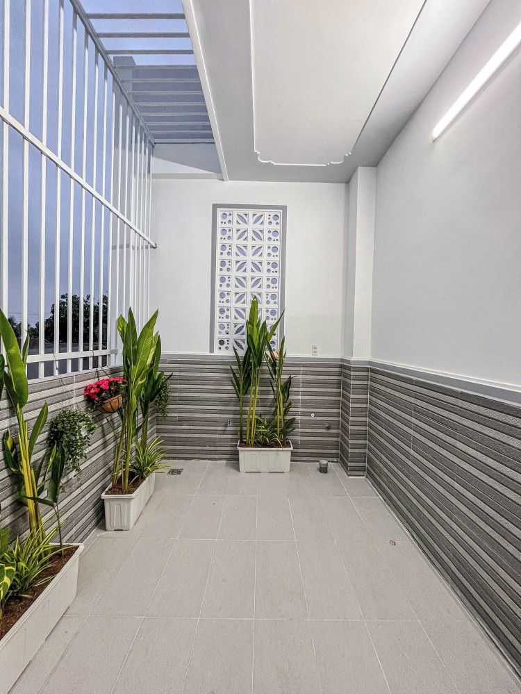 Bán nhà trệt lầu mới DT rộng trục chính hẻm 260 Trần Vĩnh Kiết