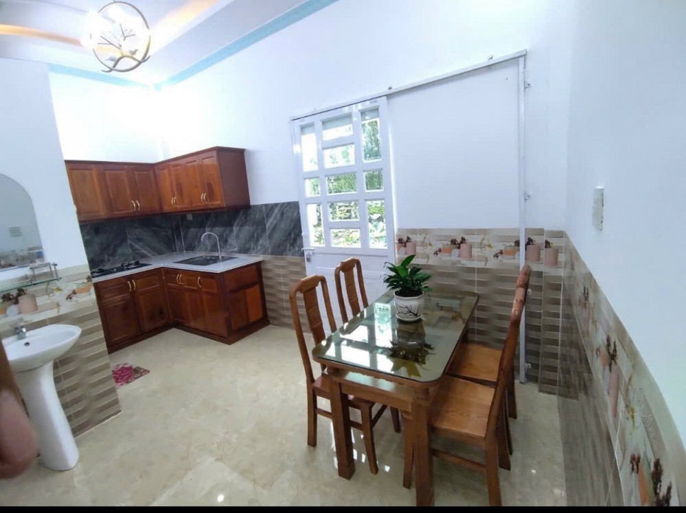 Bán nhà cấp 4 còn mới diện tích rộng lộ oto gần DH Tây Đô