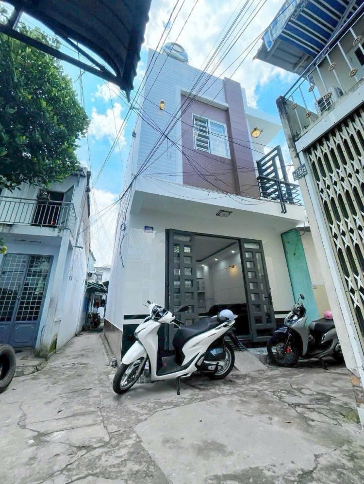 Nhà kiên cố 1 trệt một lầu ,ngay giữa trung tâm TP Cần Thơ Vị trí HẺM 6 BÙI THỊ XUÂN,P. NINH KIỂU ,TP CẦN THƠ ,KẾ CÔNG VIÊN ,BỜ KÈ. CÁCH ĐƯỜNG ĐINH TIÊN HOÀNG và BỜ KÈ NGUYỄN BỈNH KHIÊM VÀI BƯỚC CHÂN.