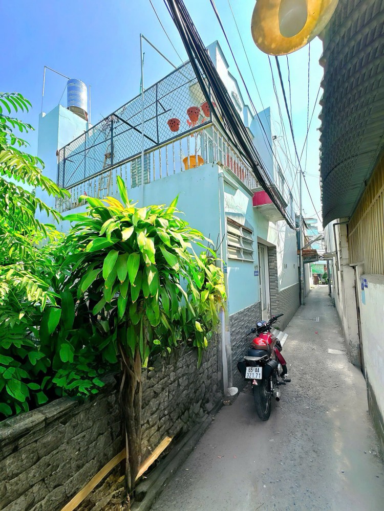 Nhà trệt lầu kiên cố diện tích rộng rãi ngay trung tâm Tp Cần Thơ. Thuộc trục chính hẻm 41 Nguyễn Trãi thông ra bờ kè Nguyễn Bỉnh Khiêm và Hẻm 6 Bùi Thị Xuân P. Ninh Kiều Tp Cần Thơ.