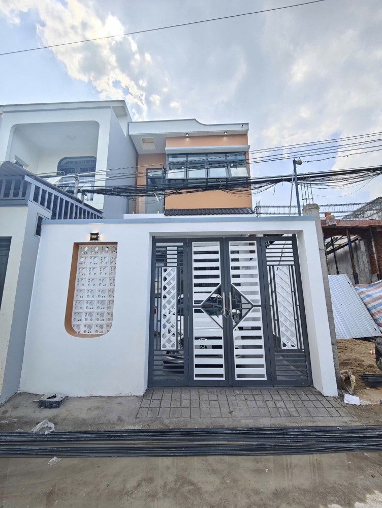 Nhà mới 1 trệt 1 lầu mâm đúc Kế bên ĐH Tây Đô (800m), chợ Cái Răng (1,5km), có sân đậu xe rộng rãi