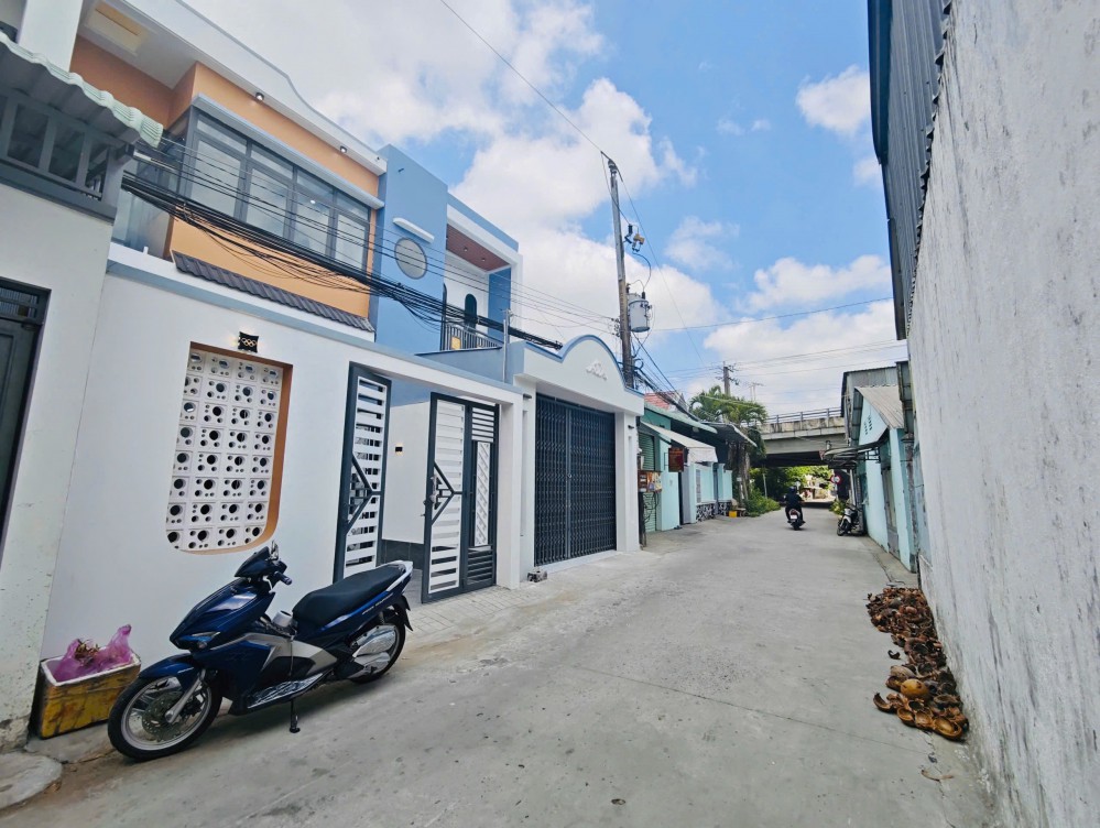 Nhà mới 1 trệt 1 lầu mâm đúc Kế bên ĐH Tây Đô (800m), chợ Cái Răng (1,5km), có sân đậu xe rộng rãi