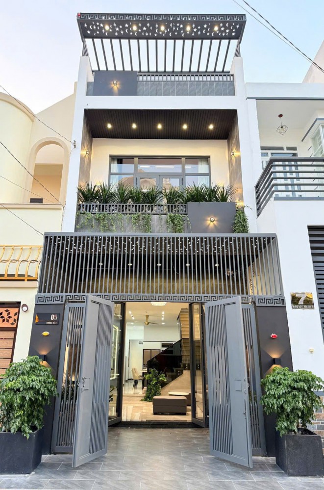 Giảm giá, Bán nhanh Nhà kiên cố mới đẹp KDC Hồng Loan 6A. 1 Trệt 2 Lầu và sân thượng đã dán gạch sẵn.