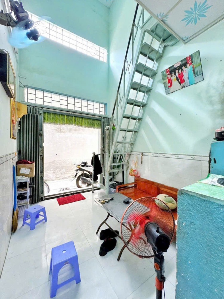 Nhà 1 trệt + 1 lửng + 1 lầu. Có 3 phòng ngủ => Hẻm 68 CMT8, phường Cái Khế - tp Cần Thơ