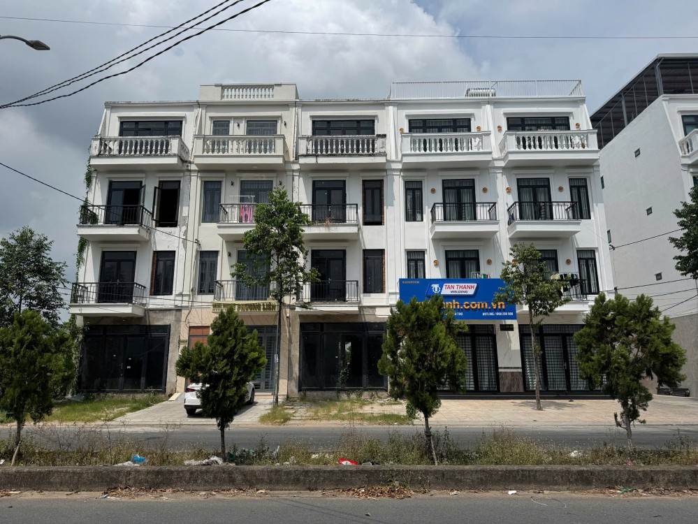 NHÀ THÔ TRỆT 3 LẦU HOÀN THIỆN MẶT NGOÀI TRỤC D1 KDC HỒNG LOAN 6A