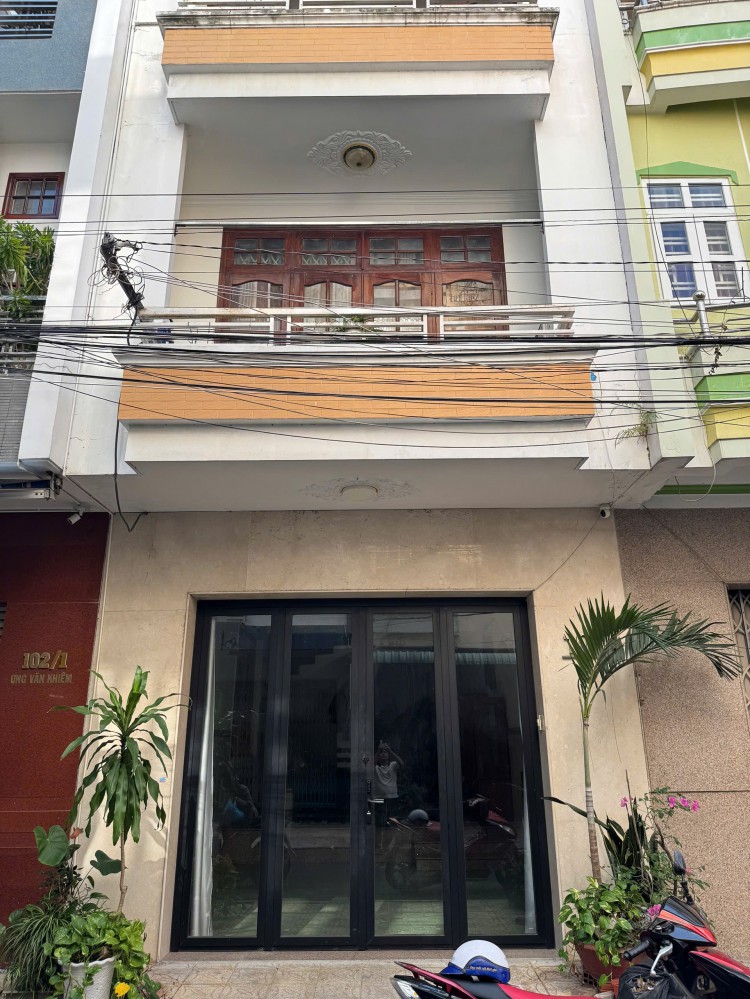 Nhà cho thuê 1 trệt 2 lầu có sân thượng đường Ung văn Khiêm ngay trung tâm thương Mại