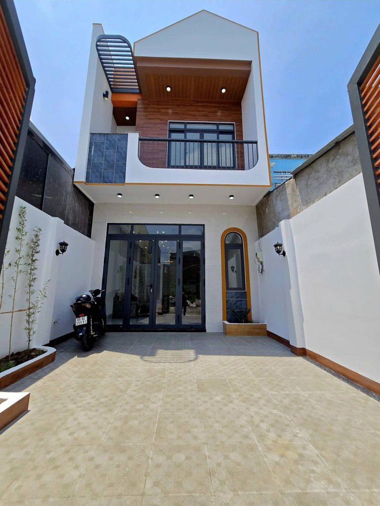 NHÀ 1 LẦU KIÊN CỐ PHONG CÁCH HIỆN ĐẠI TỐI GIẢN - GẦN CHỢ BÀ BỘ - CÓ SÂN RỘNG ĐẬU OTO