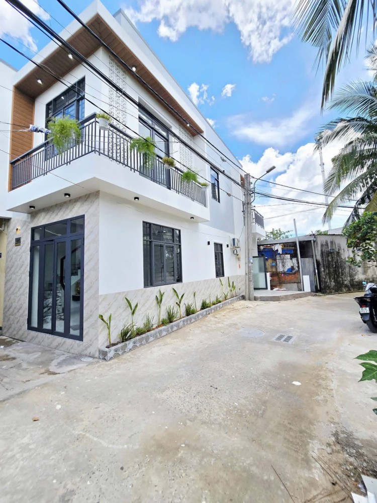 BÁN NHÀ TRỆT LẦU XÂY MỚI - ĐẬU OTO TRƯỚC NHÀ - GÓC 2 MẶT TIỀN - GẦN CHỢ BÌNH THỦY & ĐỀN HÙNG