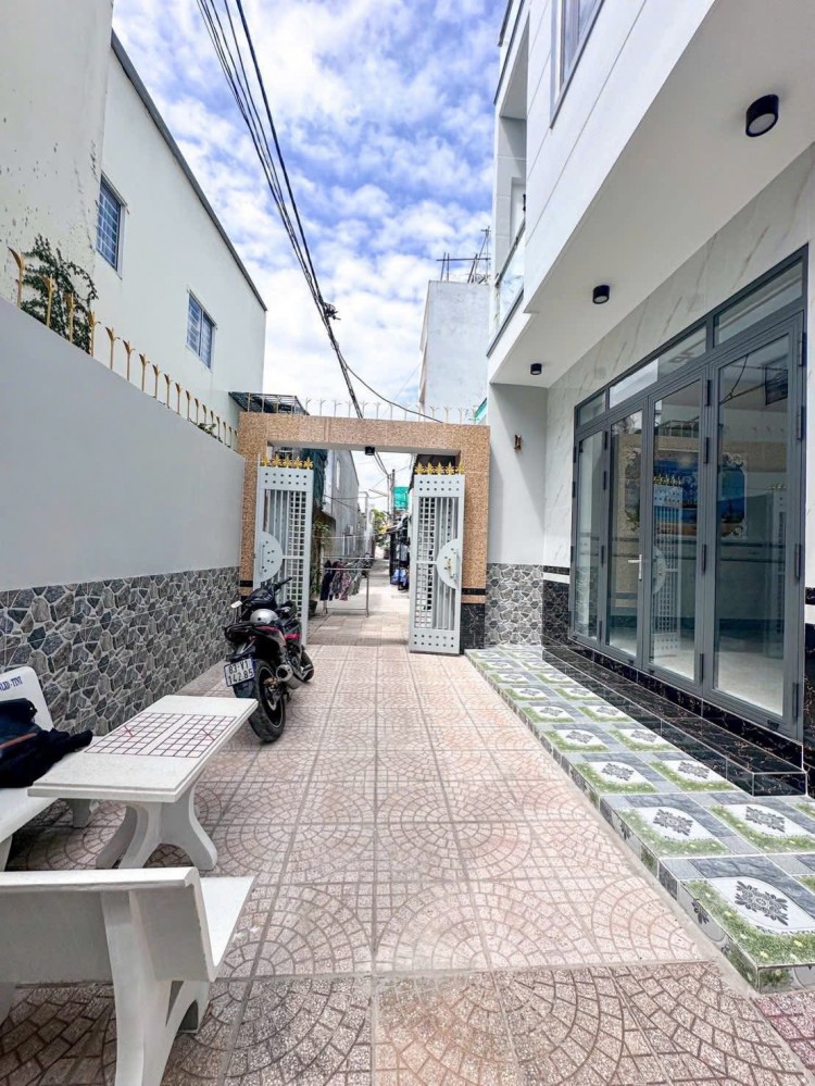 NHÀ LẦU MỚI RẤT RỘNG 4 PHÒNG NGỦ HẺM 38 ĐƯỜNG 3 THÁNG 2 - TÂN AN - GẦN CHỢ DA LIỄU CẦN THƠ