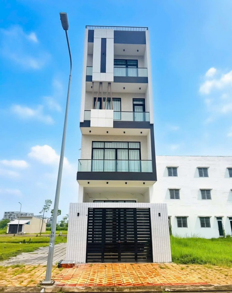 CÓ THANG MÁY - NHÀ 4 TẦNG KHU HỒNG PHÁT MỚI - SAU LƯNG QUỐC TẾ SINGAPORE - CÓ HẺM HÔNG