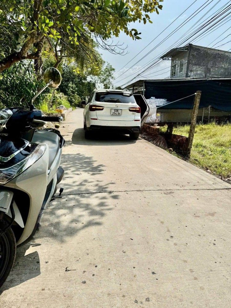 Nền cách trung tâm khu hành chính, chợ , trường học các cấp chỉ 2km, đủ tiện ích,rất phù hợp định cư , có thể mua bán nhỏ tại nhà….
