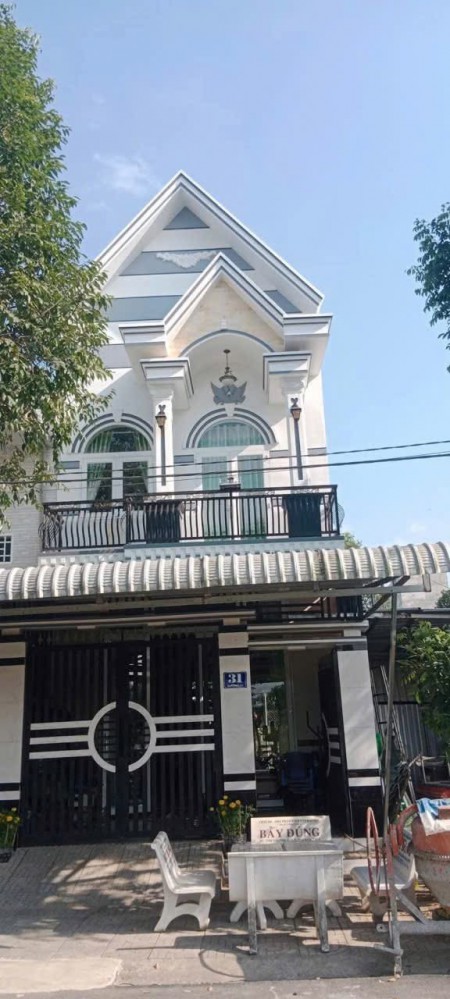 - Bán nhà trệt lầu mới hiện đại   - Đầu đường khu chung cư Hồng Loan. Gần bến xe, bệnh viện Nam Cần Thơ.