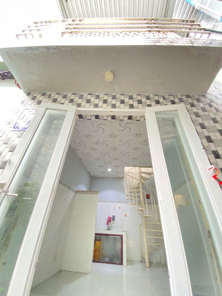 NHÀ LẦU ĐÚC - HOÀN CÔNG - GIÁ CHỈ 920 TR (Nhà nằm sát vách trường - Tô Hiến Thành) 107 - Hẻm 149 - Đường 30/4 - Xuân Khánh
