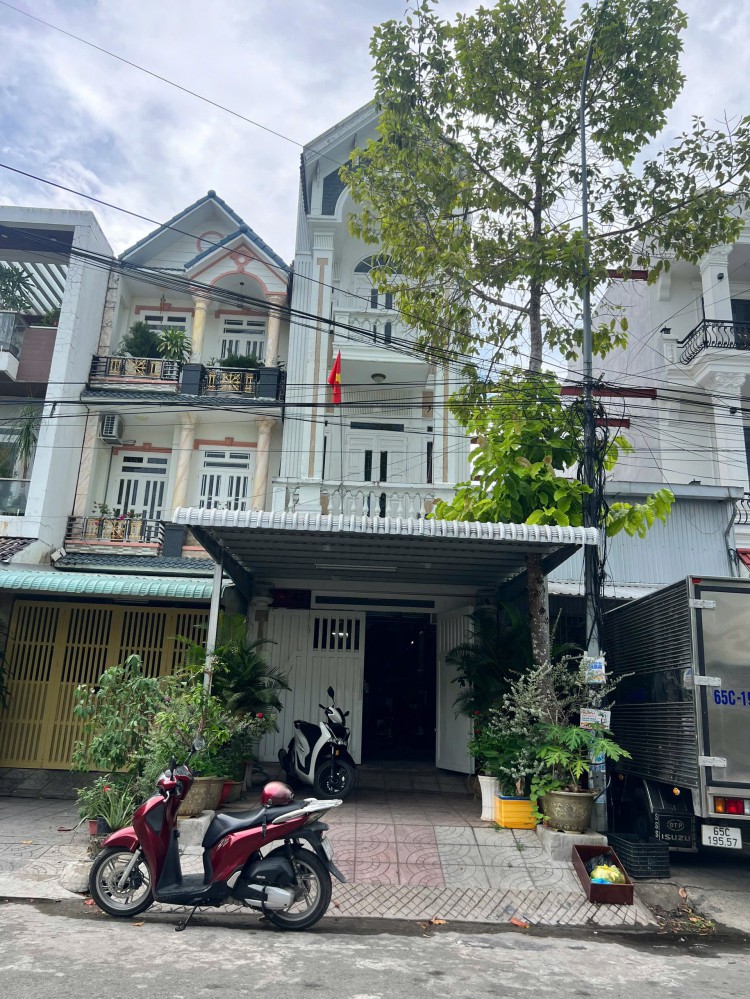 NHÀ 2 LẦU - GIÁ CHỈ NHỈNH 1 LẦU XÍU BÁN NHÀ 1 TRỆT 2 LẦU XÂY Ở RẤT KIÊN CỐ VÀ GIÁ TỐT KDC BÌNH NHỰT (12HA8), PHƯỜNG LONG TUYỀN, TP CẦN THƠ