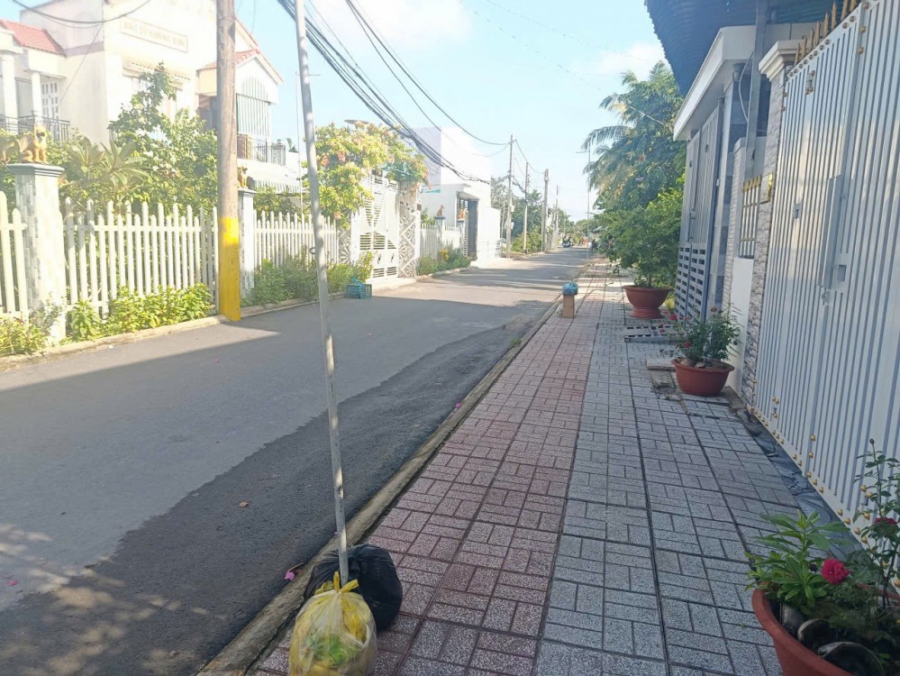 Bán nhà đường Hẻm oto cách đường Huỳnh Phan Hộ 350m 1 phòng khách 1 bếp 4 phòng ngủ 3 tolet sân đậu oto trong nhà