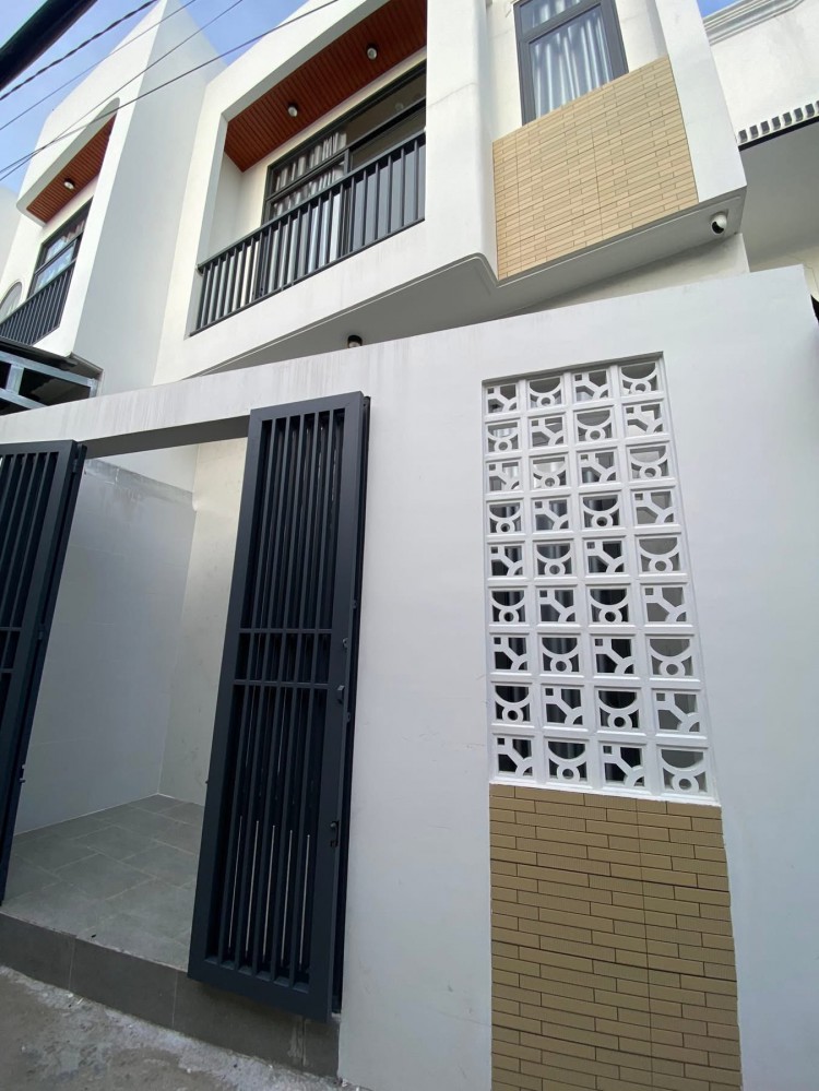 BÁN NHÀ LẦU MỚI XÂY 100%  HẺM 311 ĐƯỜNG NGUYỄN VĂN CỪ, Có 3 Phòng Ngủ + 2 Giếng trời