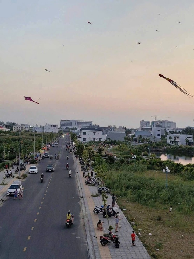 Nền trục chính khu TĐC AN BÌNH - có hẻm KT hong và phía sau 4m, đặc biệt có thêm công viên cây xanh phía sau - gần công viên & hồ cảnh quan.