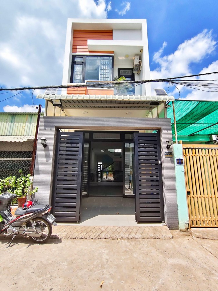 NHÀ CÓ SÂN ĐẬU Ô TÔ - HẺM 412 CMT8 - ĐỐI DIỆN SÂN VẬN ĐỘNG QUÂN KHU 9, GẦN CHỢ AN THỚI - PHƯỜNG BÌNH THỦY - TP. CẦN THƠ