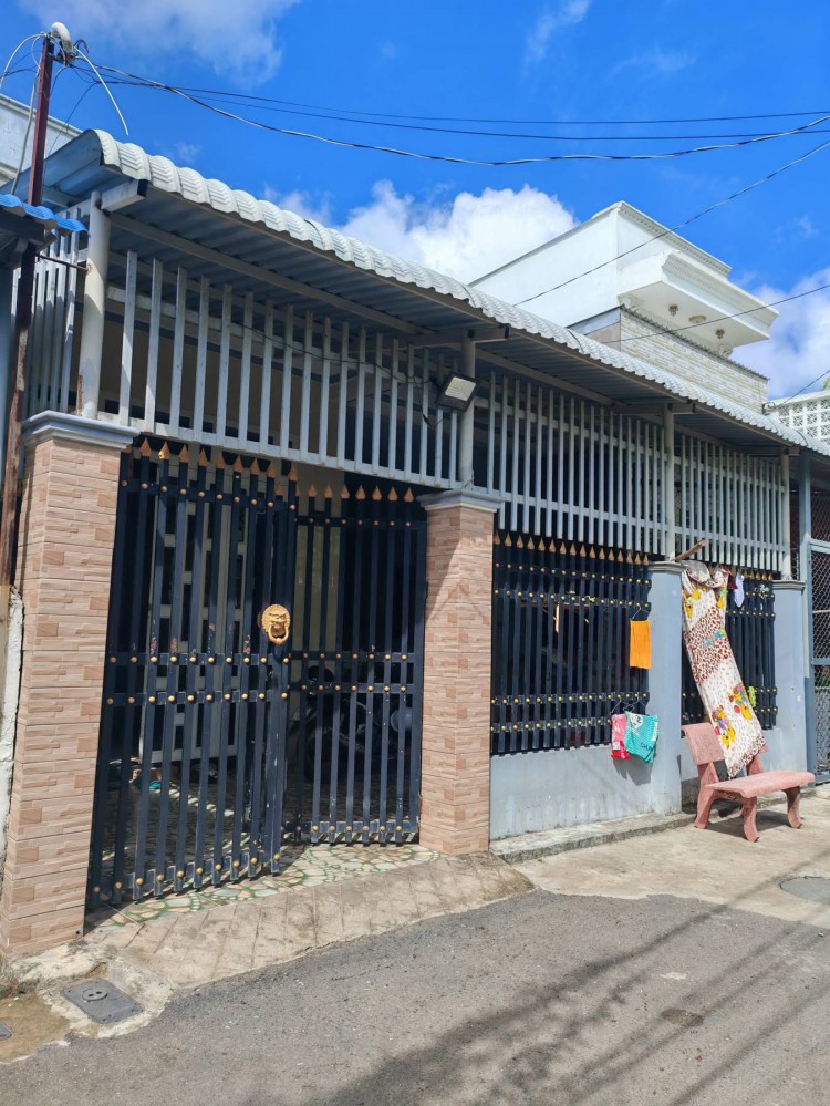 BÁN NHÀ TẠI TRUNG TÂM CẦN THƠ nằm tại hẻm 246 đường Tầm Vu, phường Hưng Lợi cũ, chỉ cách chợ Tầm 350-400m ở chợ có BHX quán cafe bờ kè, đi lại thuận tiện