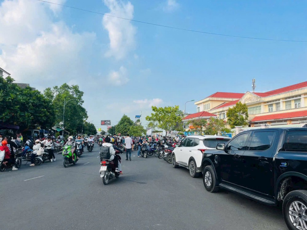GIÁ RẺ NHẤT KHU - NỀN ĐẸP KỀ GÓC - TẶNG NHÀ CẤP 4 KẾ TRƯỜNG HỌC - KDC VĂN HOÁ TÂY ĐÔ