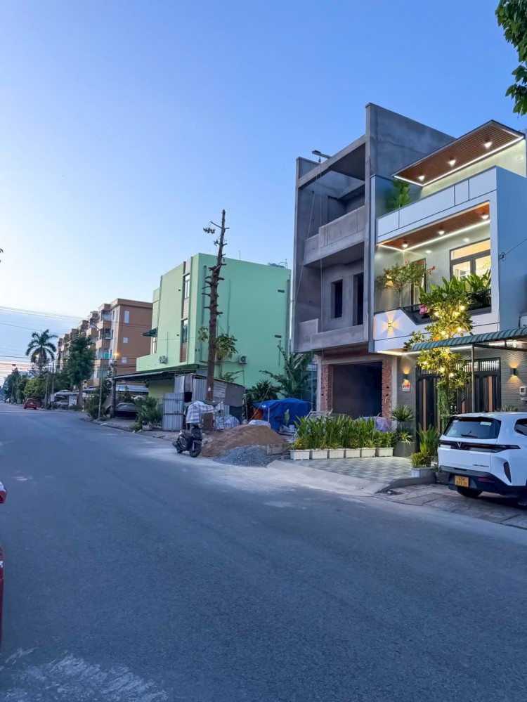 CHÍNH CHỦ GỬI BÁN NHÀ NHÀ TRỆT LẦU PHONG CÁCH HIỆN ĐẠI - VỊ TRÍ ĐẸP - KDC HỒNG LOAN