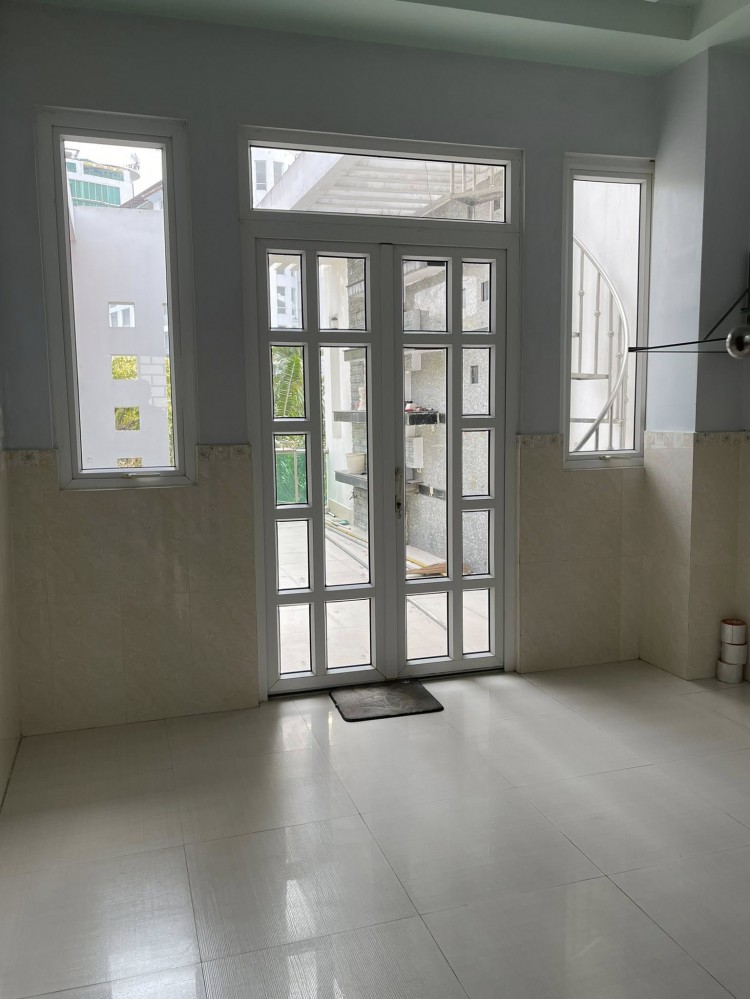 Bán nhà mặt tiền 1 trệt 3 lầu đường Ngô Gia Tự ( phía bền Ninh Kiêu, Hai Bà Trưng )