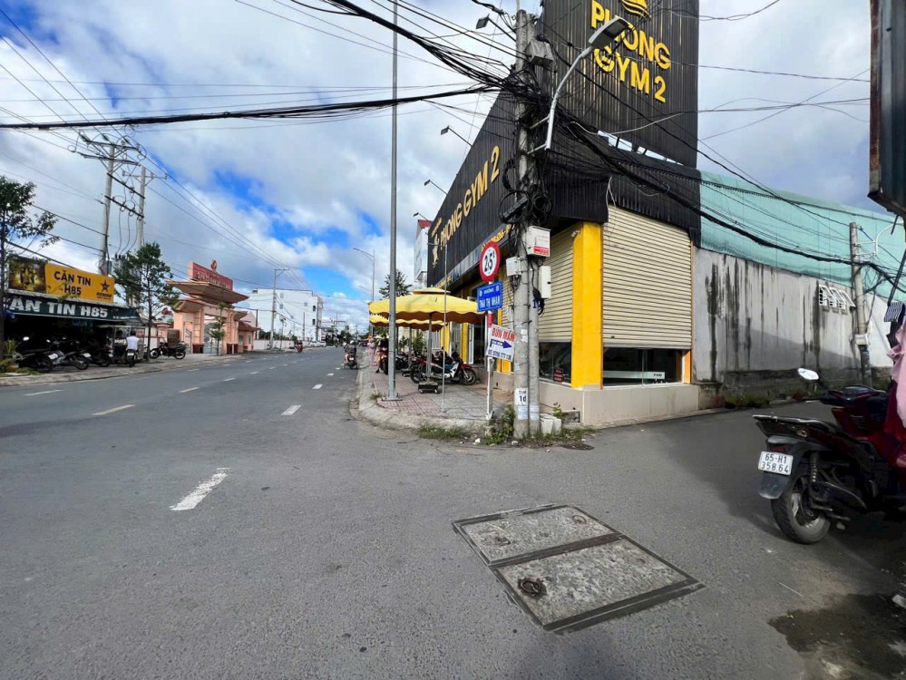 - Bán nền nhánh đường Thái Thị Nhạn, P. Bình Thuỷ, TPCT  - Diện tích : 5m x 19m = 96m2 có 75m2 thổ cư , 20 m2 CLN - Giá tốt : 1 tỷ 850 triệu TL chính chủ  -