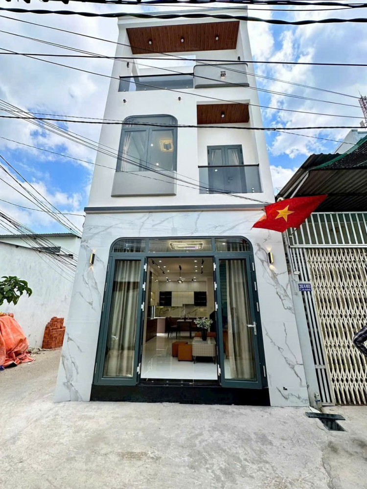 Bán Nhà 1 Trệt 2 Lầu Góc 2 Mặt Tiền - Cách Hồ Bún Xáng 50m - Cần Thơ   - Diện tích : 4,5m x 9,0m = 40,5m2  - Dtsd: 121,5m2  - Pháp lí: sổ hồng hoàn công  - Lộ : 4m (nâng cấp đô thị) - ôto đậu trước